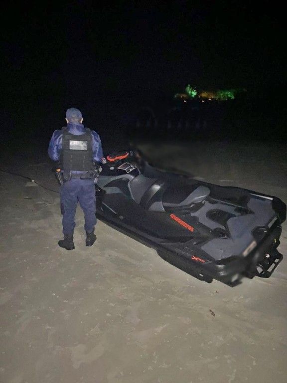 Dupla fica à deriva em jet-ski e é resgatada pela Guarda Marítima