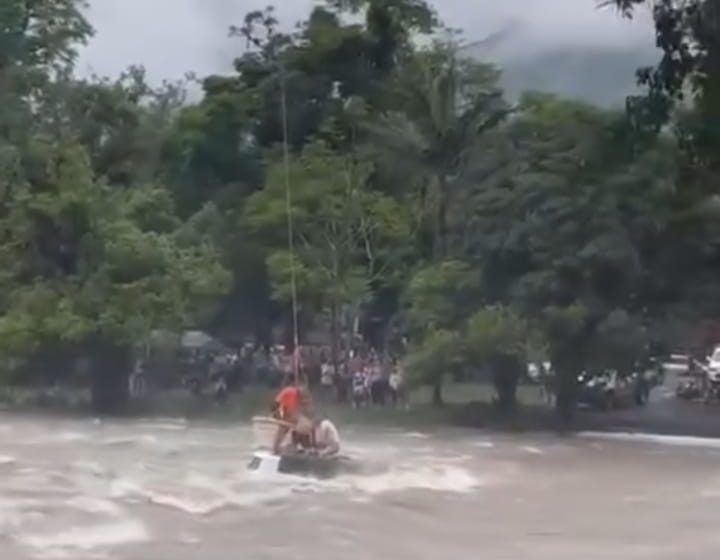 Carro cai em rio e ocupantes são resgatados de helicóptero no litoral do Paraná