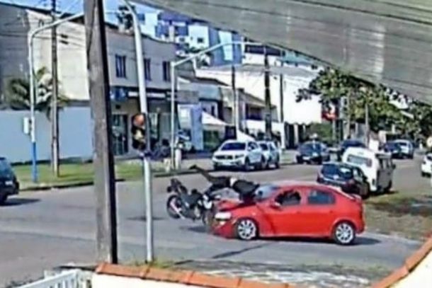 Acidente na Avenida Ponta Grossa deixa motociclista ferida