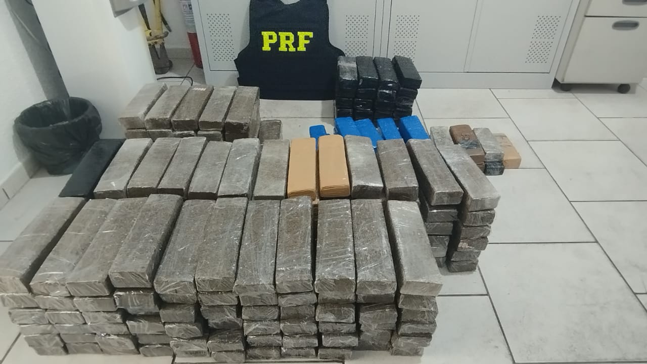 PRF apreende 165 kg de maconha em Guaratuba