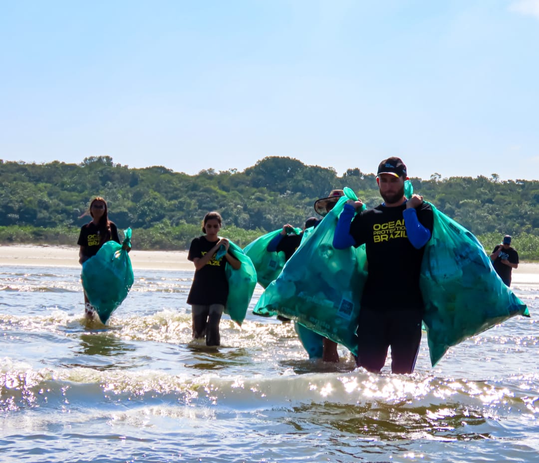 Expedição Transforma Lixo Recolhido nas Praias em Acessórios para Surfe, Brinquedos e Mobiliário Urbano