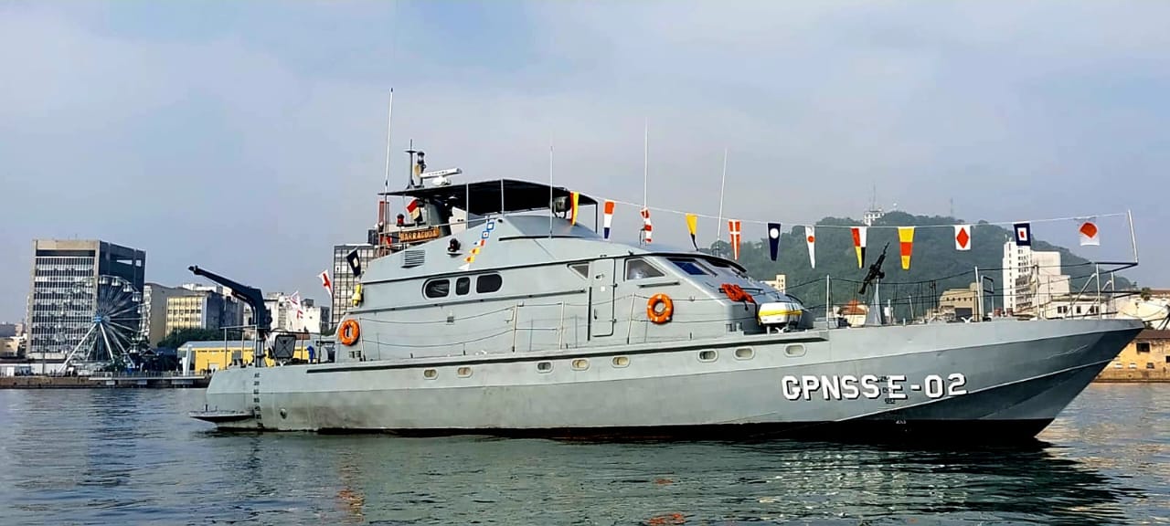 Navio-patrulha da Marinha do Brasil atraca no Píer Público de Guaratuba